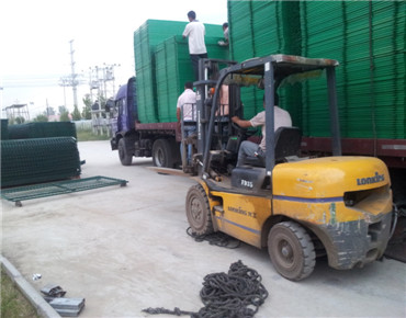 成品出庫(kù)叉車裝車